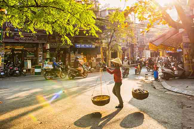 Vendedora-callejera-en-Hanoi
